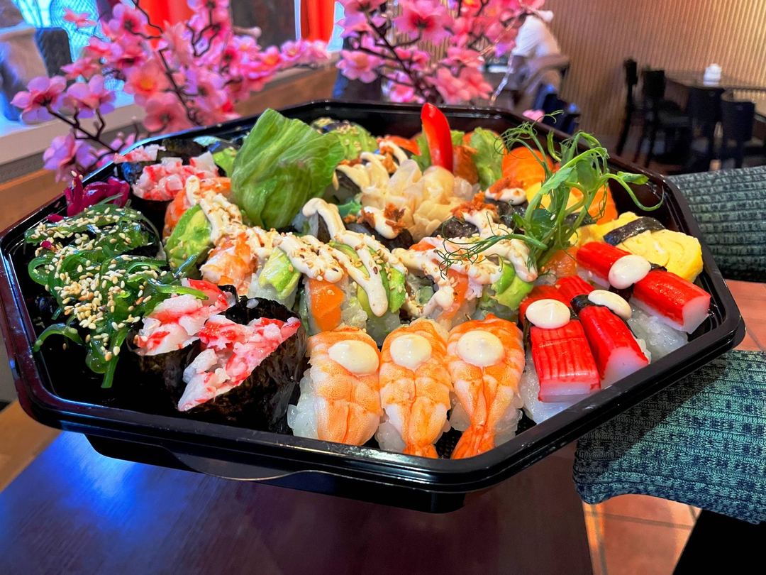 Stort sushifat med nigiri och maki-rullar